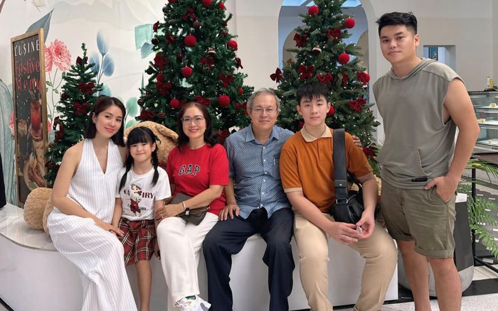 Lê Phương đón Giáng sinh cùng đại gia đình, khung hình ngập tràn niềm hạnh phúc