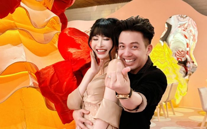 Chiếc đồng hồ hơn 1 tỷ doanh nhân Minh Nhựa diện đón Giáng Sinh cùng vợ