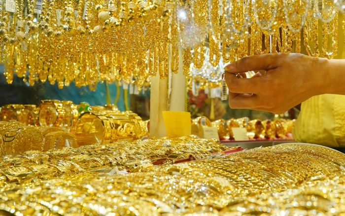 Tin tài chính hôm nay 25/12: Vàng hạ nhiệt, USD biến động trái chiều