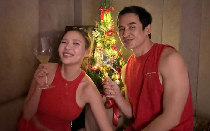 Vợ chồng Thúy Diễm diện đồ đôi, khoe loạt khoảnh khắc 'tình bể bình' dịp Giáng sinh