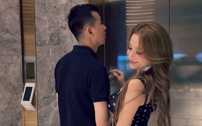 Clip Huyền Baby ăn diện gợi cảm, tình tứ bên chồng nhân dịp Giáng sinh gây tò mò