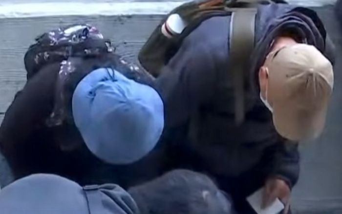 Con trai tấn công 3 người thiệt mạng, cha mẹ già quỳ gối giữa đường xin lỗi người dân