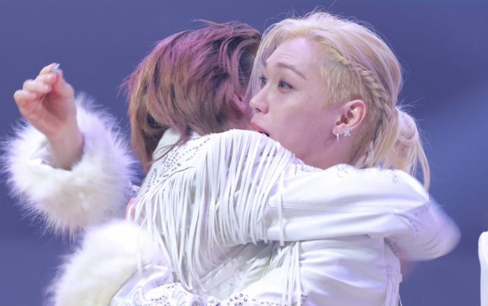 Thành viên Stray Kids làm rơi bông tai trị giá hơn 1 tỷ đồng trên sân khấu, 'cái kết' sau đó khiến fan vỡ òa