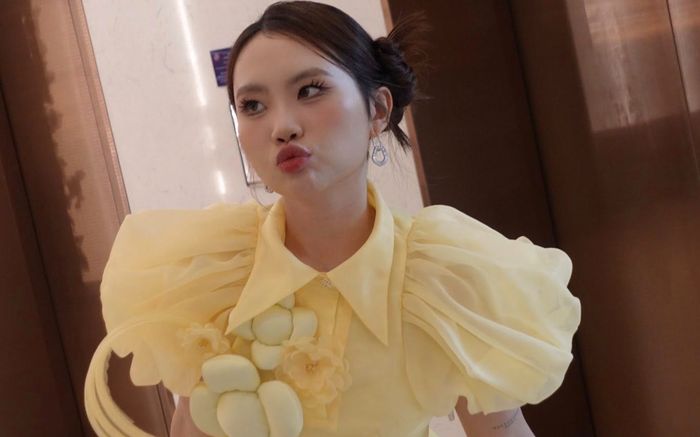 Phương Mỹ Chi hát karaoke tại nhà, tư thế khiến dân tình xôn xao