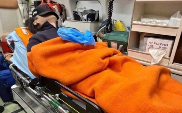 Nam ca sĩ nổi tiếng nhập viện khẩn cấp vì ăn hàu sống, có hành động khiến cộng đồng mạng tranh cãi