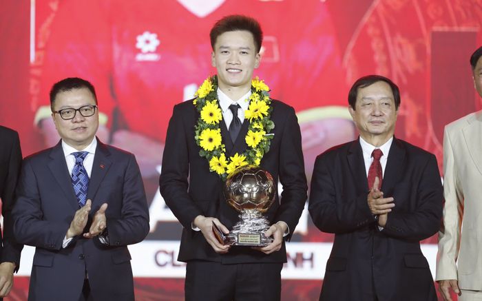 Trực tiếp Quả bóng Vàng Việt Nam 2025: Hoàng Đức thắng Đình Bắc dù chỉ có danh hiệu giải hạng Nhất