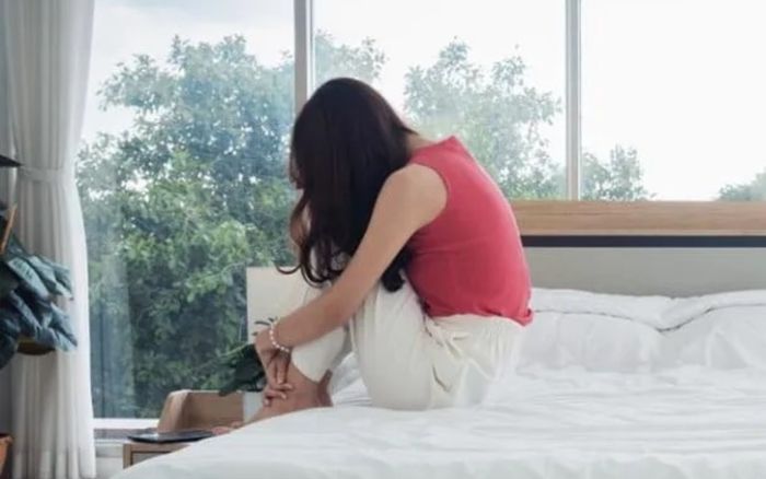 Thấy mẹ vào nhà nghỉ, con trai gọi cảnh sát thì phát hiện vụ ngoại tình gây chấn động