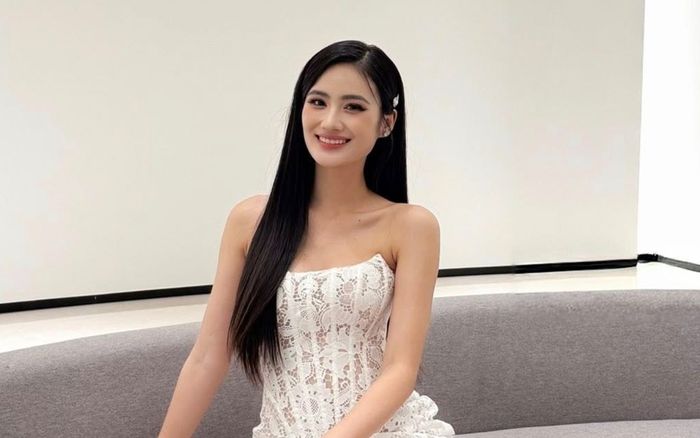 Ý Nhi mặc đầm ren xuyên thấu quyến rũ, bạn trai có động thái gây chú ý