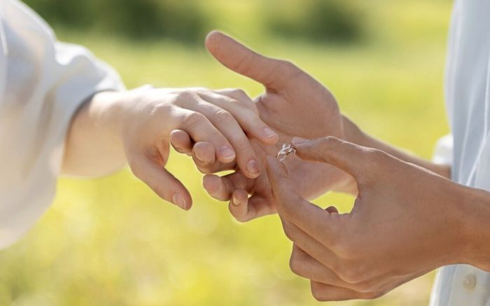 Đi làm lại giấy kết hôn cùng vợ, người đàn ông 'đứng hình' phát hiện có 4 cuộc hôn nhân