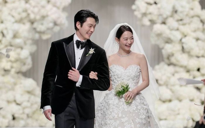Hành động ấm áp của Kim Woo Bin sau lễ cưới với Shin Min Ah