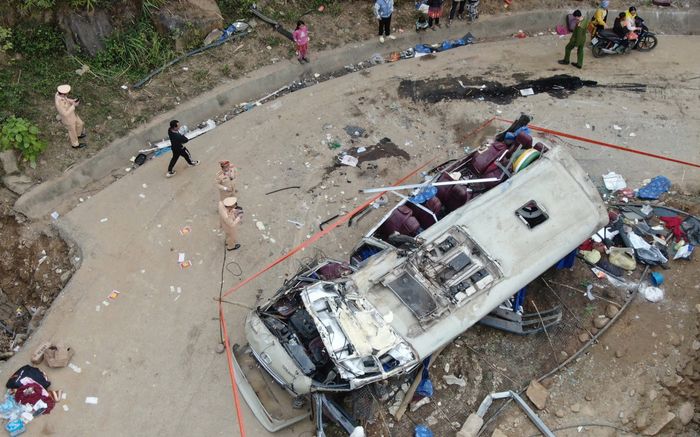Thương tâm hình ảnh hiện trường vụ lật xe 9 người tử vong ở Lào Cai