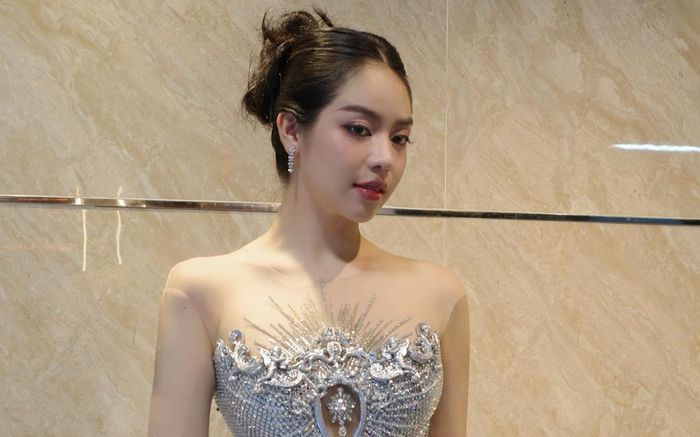 Xôn xao clip Thanh Thủy diện váy ngắn, suýt 'vồ ếch' ở chốn đông người