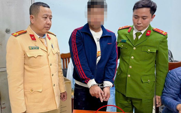 Từ chiếc xe máy không biển kiểm soát, gã đàn ông bị vạch trần 'bí mật động trời'