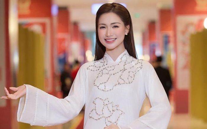 Hòa Minzy nền nã trong thiết kế áo dài trắng hiện đại