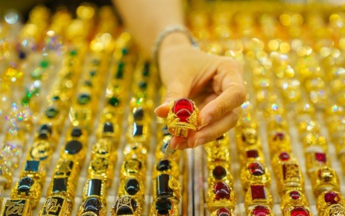 Tin tài chính hôm nay 28/12: Vàng bứt phá kỷ lục, USD suy yếu