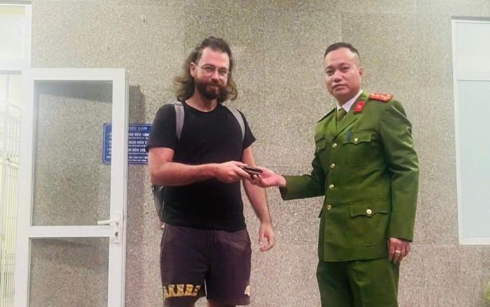 Nhặt được món đồ quý giá, người dân tức tốc trình báo Công an