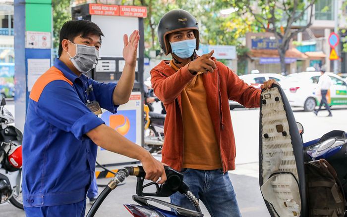 Giá xăng dầu hôm nay 28/12: Tiếp tục giảm sâu