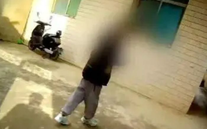 Mẹ ruột ngất xỉu vì con làm bài tập không tốt, cậu bé 9 tuổi có hành động khiến ai cũng nể phục