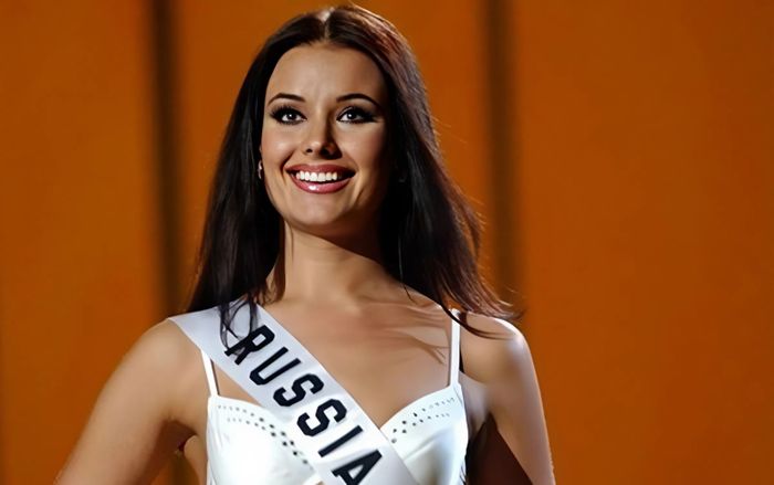 Hoa hậu bị tước vương miện Miss Universe mặc đầm xuyên thấu, công việc hiện tại gây bất ngờ