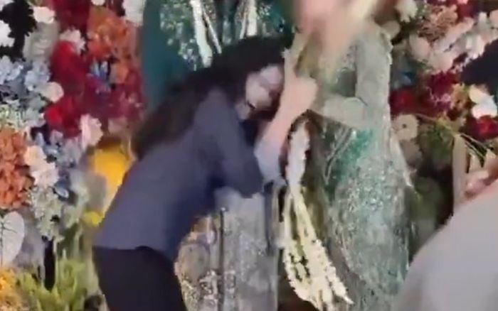 Cô dâu đánh ghen bạn gái cũ của chú rể ngay tại đám cưới, khách mời hoảng hốt