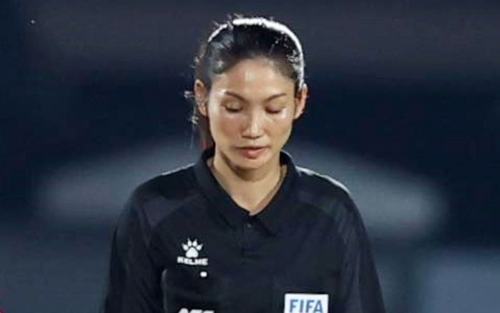 CĐV Lào phản ứng mạnh khi trọng tài Lào giữ đẳng FIFA