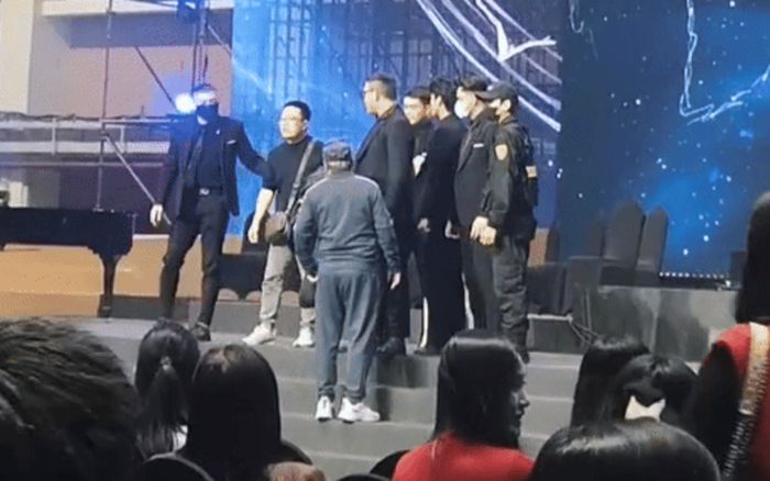 Đêm nhạc 'Về đây bốn cánh chim trời' bị hủy đột ngột, khán giả phẫn nộ leo lên sân khấu