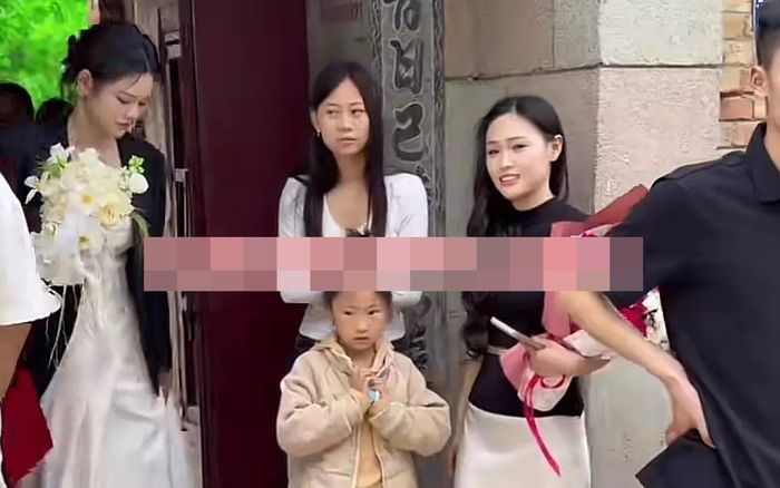 Chị dâu 31 tuổi diện đồ giống em chồng trong lễ đính hôn, dân mạng tranh cãi dữ dội