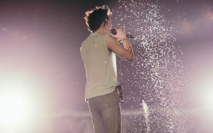 Nam ca sĩ Việt bị phát hiện hẹn hò tại trời Tây, người hâm mộ thất vọng tuyên bố quay lưng