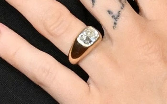 Nữ ca sĩ nổi tiếng xác nhận đính hôn với bạn trai sau 4 năm hẹn hò, khoe chiếc nhẫn kim cương hơn 3 tỷ đồng