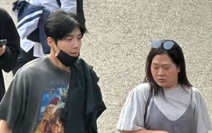 Nam diễn viên nổi tiếng Hàn Quốc bị bắt gặp đi mua xôi cốm ở Hà Nội