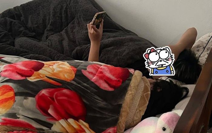 Vừa bên ngoài trở về, cô gái phát hoảng khi thấy cảnh tượng của bạn cùng phòng và người yêu