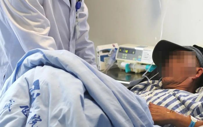 Người đàn ông bị đau bụng, bác sĩ nội soi bàng hoàng phát hiện vật thể dài, đen sì bên trong