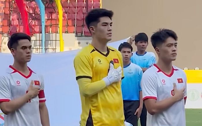 Bóng đá SEA Games 33 hỗn loạn: Quốc ca Việt Nam - Lào không phát, cầu thủ phải hát chay