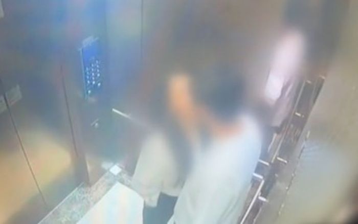 Nữ ca sĩ bị lộ clip ngoại tình trong thang máy, danh tính gây xôn xao