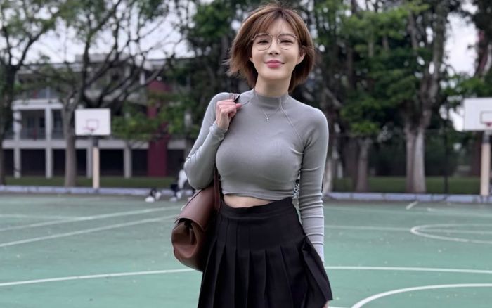 Nữ giảng viên gây sốt mạng xã hội khi diện váy ngắn đến trường, danh tính khiến ai cũng bất ngờ