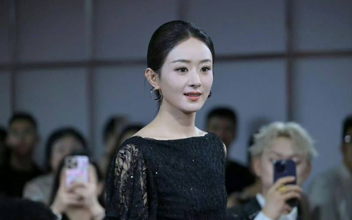 Triệu Lệ Dĩnh bị soi lộ rõ dấu hiệu tuổi tác trên khuôn mặt