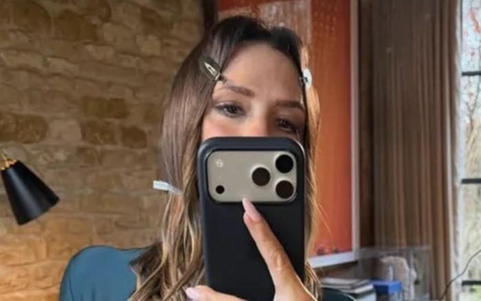 Victoria Beckham rạng rỡ trong váy xẻ sâu tại hôn lễ cùng chồng