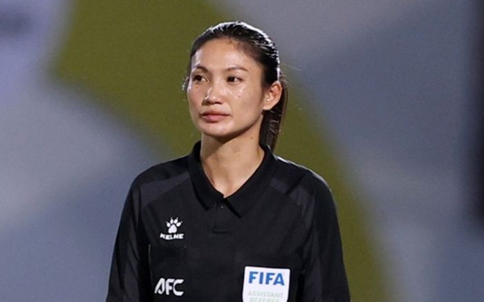 Phản ứng khó tin của nữ trọng tài Lào