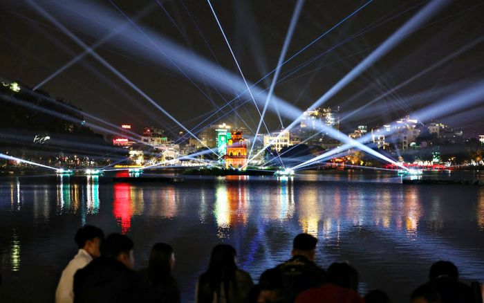 Hồ Gươm lên đèn lung linh, người dân đổ về bờ hồ, trải bạt giữ chỗ chờ năm mới 2026