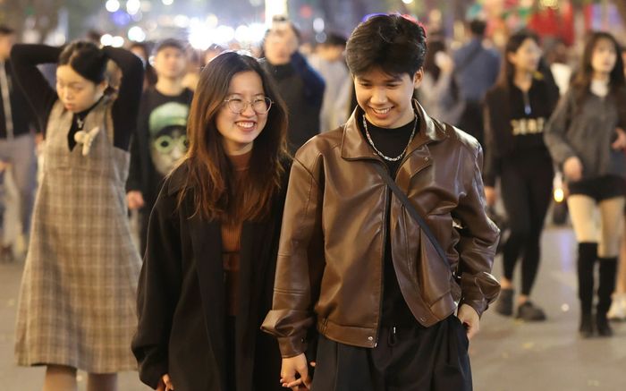 Phố đi bộ Hồ Gươm chật kín người, các đôi tình nhân tay trong tay trước Giao thừa