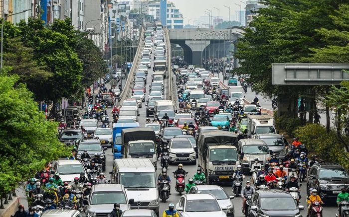 Người Hà Nội đổ về quê ăn Tết Dương lịch, nhiều tuyến đường kẹt cứng kéo dài