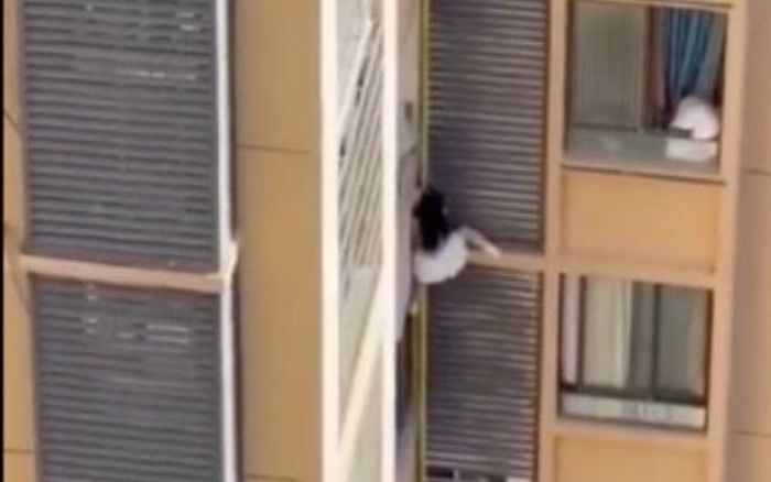 Người phụ nữ có hành động cực kỳ nguy hiểm tại một tòa nhà cao tầng, hàng xóm hoảng hốt