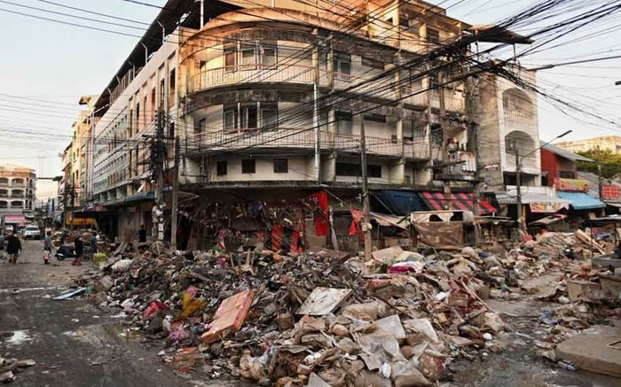 Ngôi chợ sầm uất bị rác thải bao phủ sau trận lũ lớn, người dân bức xúc