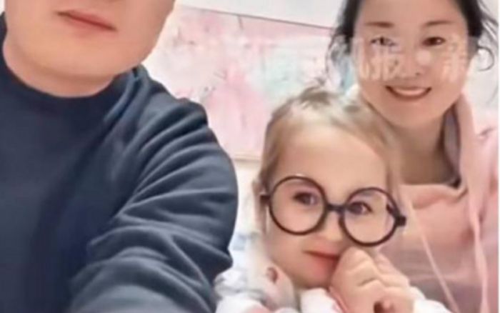 Cặp vợ chồng gây xôn xao khi con gái sinh ra không giống bố mẹ, sự thật đằng sau khiến ai cũng ngỡ ngàng