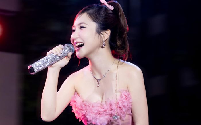 Chiếc điện thoại 5 triệu của ca sĩ Hương Tràm