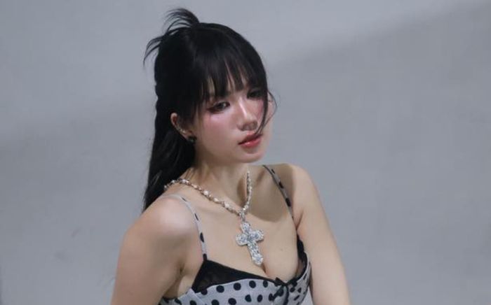 Ngọc Trinh diện váy o ép vòng 1, để lộ điểm gây bàn tán