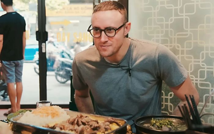 Khách Tây tò mò thử món ăn 'chuột khổng lồ' ở Hà Nội, tuyên bố một câu gây ngỡ ngàng