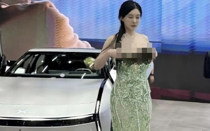 Xôn xao clip nữ người mẫu cởi đồ tại triển lãm ô tô, sự thật gây bức xúc