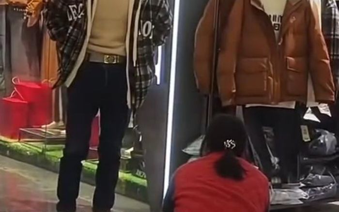 Người phụ nữ quỳ gối giữa trung tâm thương mại, cầu xin chồng một điều khiến dư luận phẫn nộ