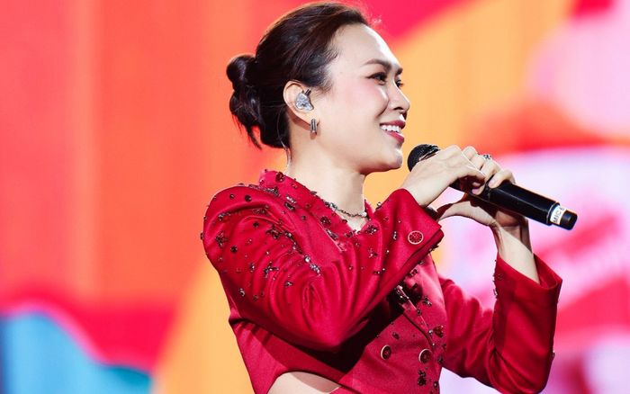 Nam ca sĩ dám hôn Mỹ Tâm ngay trên sân khấu, hàng trăm khán giả vỡ òa